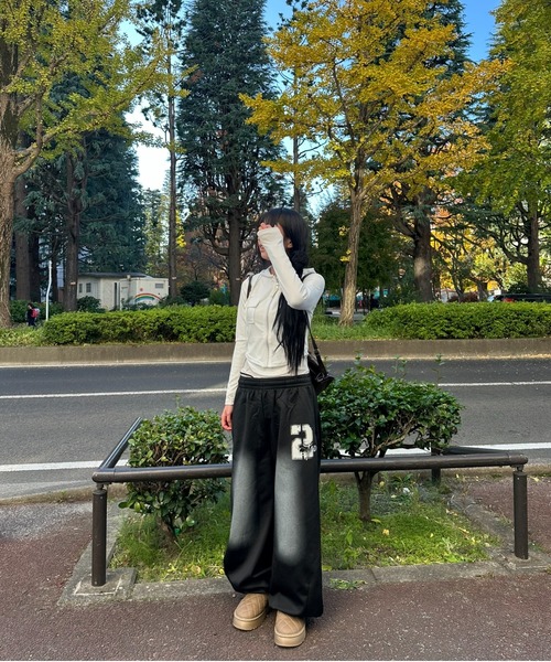 Vini(ヴィニ)の「ユニセックスイージーワイドスウェットパンツ(スウェットパンツ・レディース・ブラック・MEDIUM)」の4枚目の写真