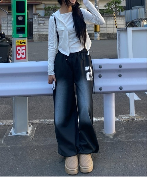 Vini(ヴィニ)の「ユニセックスイージーワイドスウェットパンツ(スウェットパンツ・レディース・ブラック・MEDIUM)」の5枚目の写真