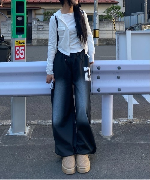 Vini(ヴィニ)の「ユニセックスイージーワイドスウェットパンツ(スウェットパンツ・レディース・ブラック・MEDIUM)」の7枚目の写真