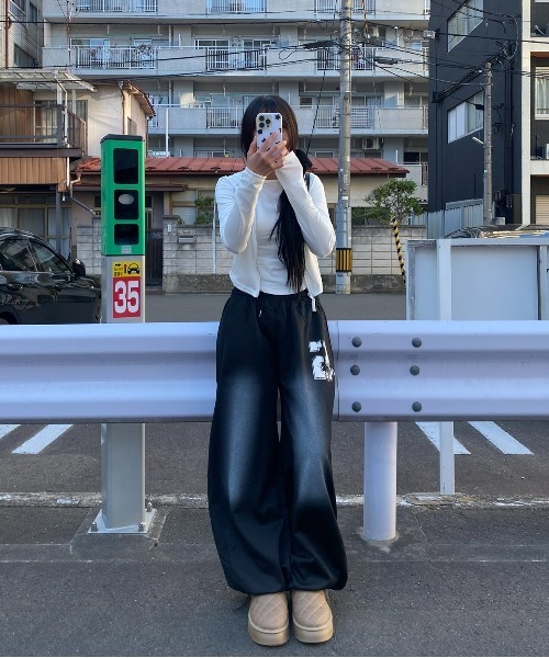 Vini(ヴィニ)の「ユニセックスイージーワイドスウェットパンツ(スウェットパンツ・レディース・ブラック・MEDIUM)」の9枚目の写真