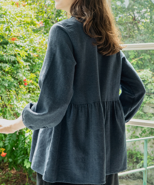 CHIQUITA(チキータ)の「ヘリンボーンシャーリングシャツ ネイビー 250908NV(シャツ/ブラウス・レディース・その他・SMALL/MEDIUM)」の2枚目の写真