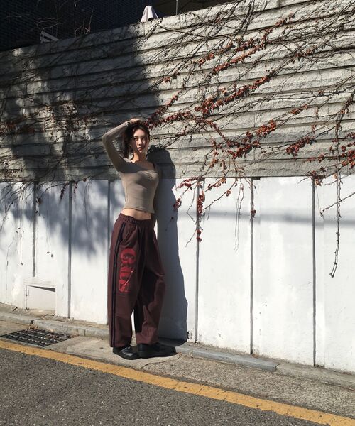 CACTUSDONUTMARKET(カクタスドーナツマーケット)の「Cactus Track Line Wide Sweat Pants-Brown(スウェットパンツ・レディース・その他・MEDIUM/LARGE)」の2枚目の写真