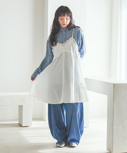 niko and...（ニコアンド）の「バテンレースフレアキャミワンピース（ワンピース・レディース・ダークブルー/チャコール/ナチュラル・FREE）」の5枚目の写真