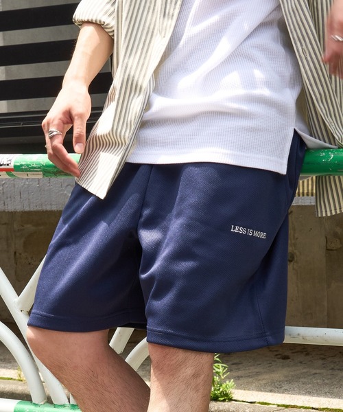 MAISON CLUB(メゾンクラブ)の「【MAISON CLUB】ワンポイント刺繍ドライハーフパンツ LESS IS MORE(その他パンツ・メンズ・ブラック/ホワイト/ダークグレー/ネイビー・L/XL/M)」の1枚目の写真
