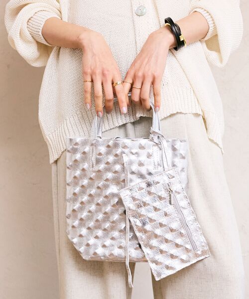 le.coeur blanc(ルクールブラン)の「MILLELA FIRENZE エンボス加工ミニトート(トートバッグ・レディース・シルバー・FREE)」の2枚目の写真