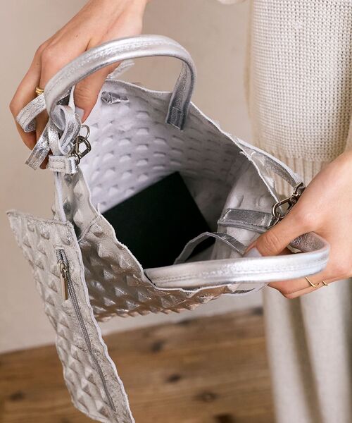 le.coeur blanc(ルクールブラン)の「MILLELA FIRENZE エンボス加工ミニトート(トートバッグ・レディース・シルバー・FREE)」の6枚目の写真