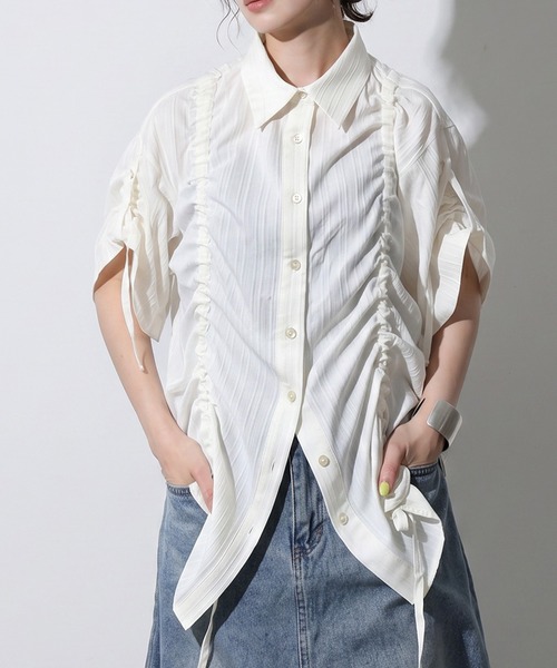 antiqua(アンティカ)の「ギャザー 2way シャーリング シャツ(シャツ/ブラウス・レディース・ホワイト/ブラック・ONESIZE)」の2枚目の写真