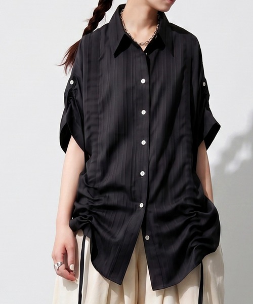 antiqua(アンティカ)の「ギャザー 2way シャーリング シャツ(シャツ/ブラウス・レディース・ホワイト/ブラック・ONESIZE)」の1枚目の写真