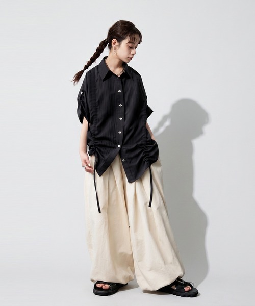 antiqua(アンティカ)の「ギャザー 2way シャーリング シャツ(シャツ/ブラウス・レディース・ホワイト/ブラック・ONESIZE)」の8枚目の写真