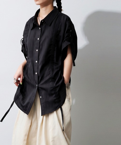 antiqua(アンティカ)の「ギャザー 2way シャーリング シャツ(シャツ/ブラウス・レディース・ホワイト/ブラック・ONESIZE)」の9枚目の写真