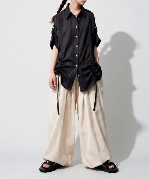 antiqua(アンティカ)の「ギャザー 2way シャーリング シャツ(シャツ/ブラウス・レディース・ホワイト/ブラック・ONESIZE)」の10枚目の写真