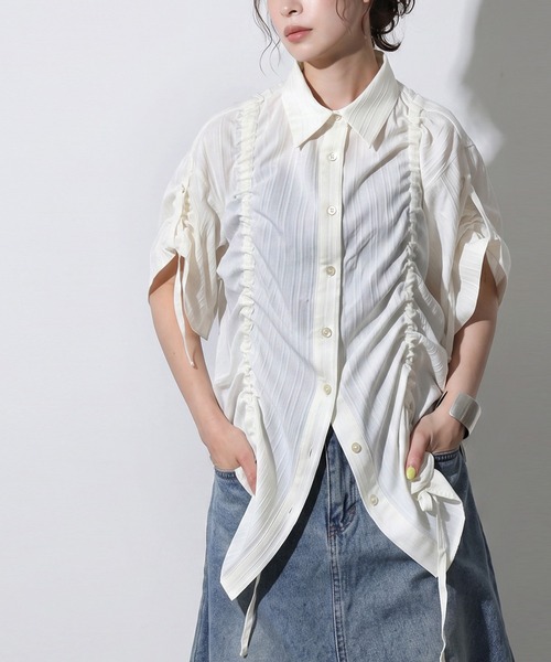 antiqua(アンティカ)の「ギャザー 2way シャーリング シャツ(シャツ/ブラウス・レディース・ホワイト/ブラック・ONESIZE)」の3枚目の写真