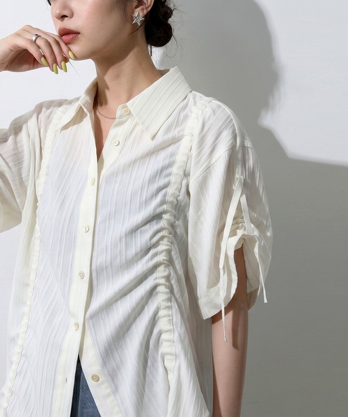 antiqua(アンティカ)の「ギャザー 2way シャーリング シャツ(シャツ/ブラウス・レディース・ホワイト/ブラック・ONESIZE)」の5枚目の写真