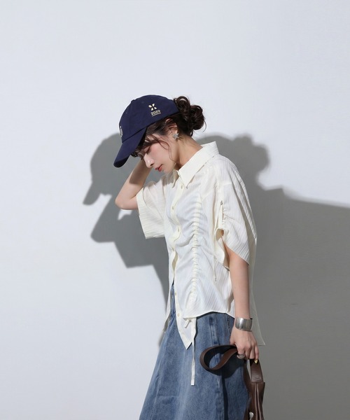 antiqua(アンティカ)の「ギャザー 2way シャーリング シャツ(シャツ/ブラウス・レディース・ホワイト/ブラック・ONESIZE)」の6枚目の写真