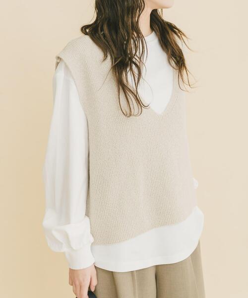 ITEMS URBANRESEARCH(アイテムズ アーバンリサーチ)の「ニットベスト×ボリュームスリーブカットソー(ベスト・レディース・ライトベージュ/グレー系その他/ブラック・FREE)」の1枚目の写真