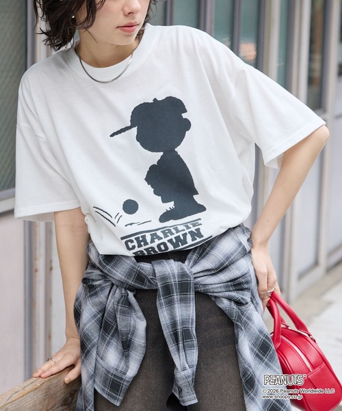 PEANUTS(ピーナッツ)の「【PEANUTS / SNOOPY】別注 ピーナッツ スヌーピー モチーフデザイン 刺繍プリント オーバーサイズ半袖Tシャツ(Tシャツ/カットソー・レディース・ホワイト系/ホワイト系2/オフホワイト/ブラック系2/スミクロ/ブラック系/ブラウン・M/L)」の3枚目の写真