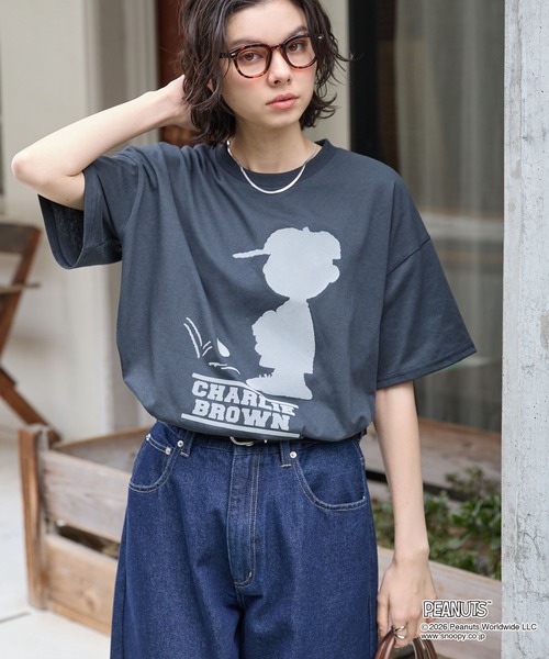 PEANUTS(ピーナッツ)の「【PEANUTS / SNOOPY】別注 ピーナッツ スヌーピー モチーフデザイン 刺繍プリント オーバーサイズ半袖Tシャツ(Tシャツ/カットソー・レディース・ホワイト系/ホワイト系2/オフホワイト/ブラック系2/スミクロ/ブラック系/ブラウン・M/L)」の5枚目の写真