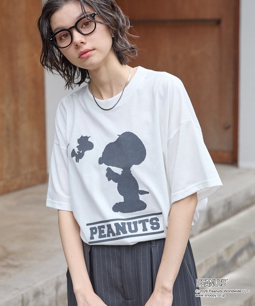 PEANUTS(ピーナッツ)の「【PEANUTS / SNOOPY】別注 ピーナッツ スヌーピー モチーフデザイン 刺繍プリント オーバーサイズ半袖Tシャツ(Tシャツ/カットソー・レディース・ホワイト系/ホワイト系2/オフホワイト/ブラック系2/スミクロ/ブラック系/ブラウン・M/L)」の2枚目の写真