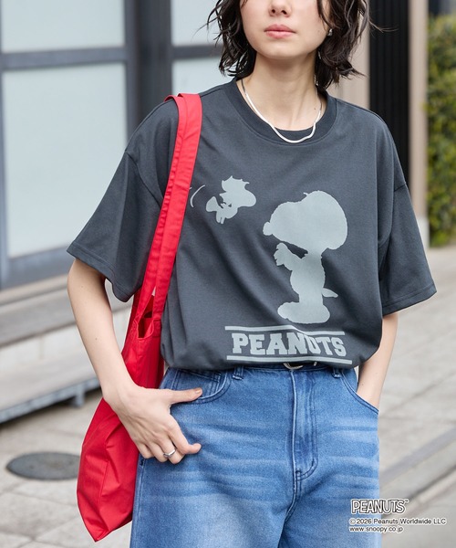 PEANUTS(ピーナッツ)の「【PEANUTS / SNOOPY】別注 ピーナッツ スヌーピー モチーフデザイン 刺繍プリント オーバーサイズ半袖Tシャツ(Tシャツ/カットソー・レディース・ホワイト系/ホワイト系2/オフホワイト/ブラック系2/スミクロ/ブラック系/ブラウン・M/L)」の1枚目の写真