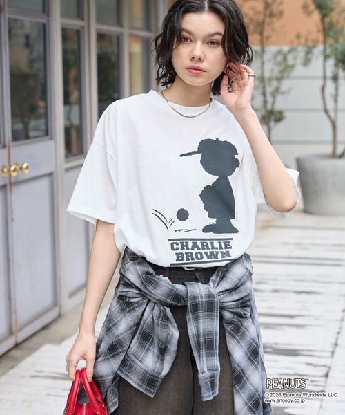 PEANUTS(ピーナッツ)の「【PEANUTS / SNOOPY】別注 ピーナッツ スヌーピー モチーフデザイン 刺繍プリント オーバーサイズ半袖Tシャツ(Tシャツ/カットソー・レディース・ホワイト系/ホワイト系2/オフホワイト/ブラック系2/スミクロ/ブラック系/ブラウン・M/L)」の16枚目の写真