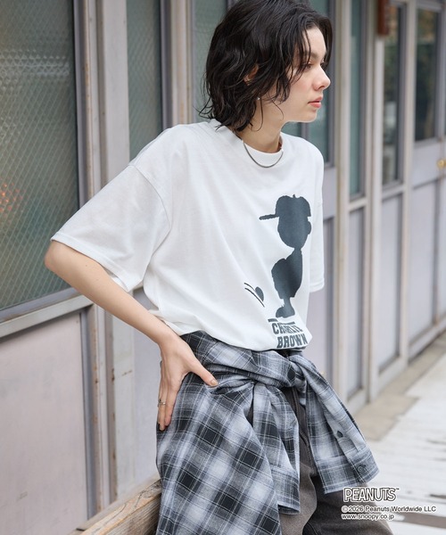 PEANUTS(ピーナッツ)の「【PEANUTS / SNOOPY】別注 ピーナッツ スヌーピー モチーフデザイン 刺繍プリント オーバーサイズ半袖Tシャツ(Tシャツ/カットソー・レディース・ホワイト系/ホワイト系2/オフホワイト/ブラック系2/スミクロ/ブラック系/ブラウン・M/L)」の17枚目の写真