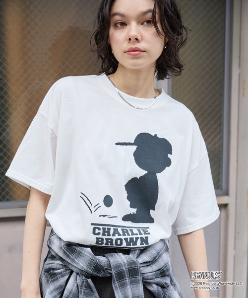 PEANUTS(ピーナッツ)の「【PEANUTS / SNOOPY】別注 ピーナッツ スヌーピー モチーフデザイン 刺繍プリント オーバーサイズ半袖Tシャツ(Tシャツ/カットソー・レディース・ホワイト系/ホワイト系2/オフホワイト/ブラック系2/スミクロ/ブラック系/ブラウン・M/L)」の19枚目の写真