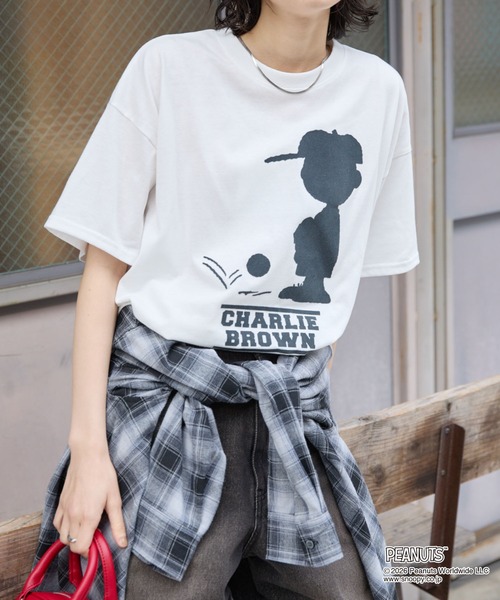 PEANUTS(ピーナッツ)の「【PEANUTS / SNOOPY】別注 ピーナッツ スヌーピー モチーフデザイン 刺繍プリント オーバーサイズ半袖Tシャツ(Tシャツ/カットソー・レディース・ホワイト系/ホワイト系2/オフホワイト/ブラック系2/スミクロ/ブラック系/ブラウン・M/L)」の20枚目の写真