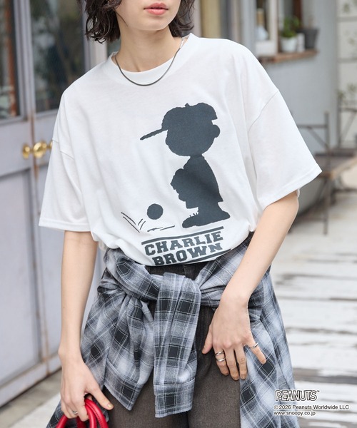 PEANUTS(ピーナッツ)の「【PEANUTS / SNOOPY】別注 ピーナッツ スヌーピー モチーフデザイン 刺繍プリント オーバーサイズ半袖Tシャツ(Tシャツ/カットソー・レディース・ホワイト系/ホワイト系2/オフホワイト/ブラック系2/スミクロ/ブラック系/ブラウン・M/L)」の21枚目の写真