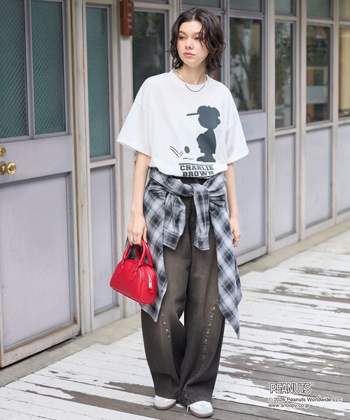 PEANUTS(ピーナッツ)の「【PEANUTS / SNOOPY】別注 ピーナッツ スヌーピー モチーフデザイン 刺繍プリント オーバーサイズ半袖Tシャツ(Tシャツ/カットソー・レディース・ホワイト系/ホワイト系2/オフホワイト/ブラック系2/スミクロ/ブラック系/ブラウン・M/L)」の22枚目の写真