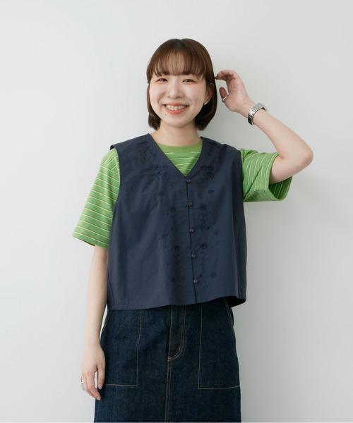 PAR ICI(パーリッシィ)の「お花カットワーク刺繍 ベスト(ベスト・レディース・ホワイト/ネイビー・FREE)」の2枚目の写真