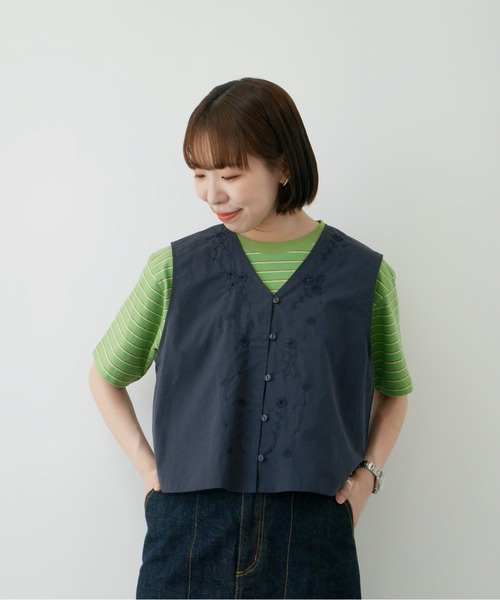 PAR ICI(パーリッシィ)の「お花カットワーク刺繍 ベスト(ベスト・レディース・ホワイト/ネイビー・FREE)」の3枚目の写真