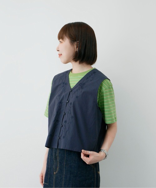 PAR ICI(パーリッシィ)の「お花カットワーク刺繍 ベスト(ベスト・レディース・ホワイト/ネイビー・FREE)」の4枚目の写真