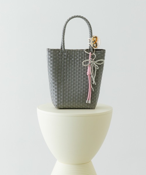 RODE SKO（ロデスコ）の「『縦型』クリップチャームタテナガメルカドバッグ（トートバッグ・レディース・グレー/ピンク/ブラウン系その他・ONE）」の2枚目の写真