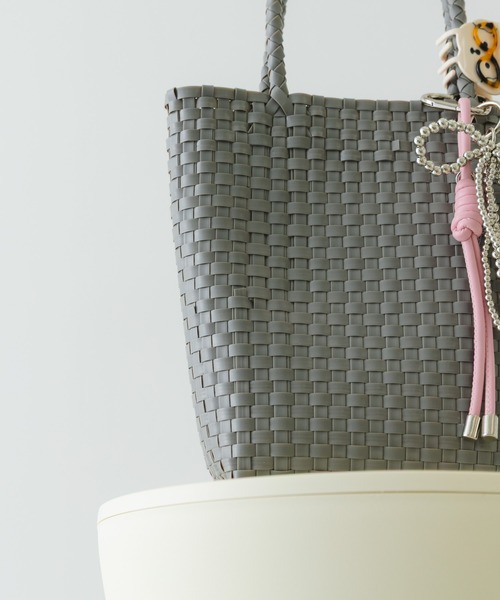 RODE SKO（ロデスコ）の「『縦型』クリップチャームタテナガメルカドバッグ（トートバッグ・レディース・グレー/ピンク/ブラウン系その他・ONE）」の6枚目の写真