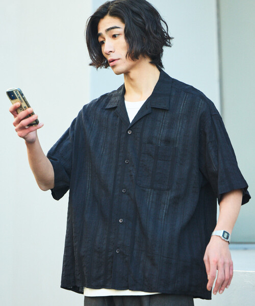 FREAK'S STORE(フリークスストア)の「限定展開 リラックスフィット 総柄 ジャガード オープンカラーシャツ(シャツ/ブラウス・メンズ・ブラウン/ネイビー/チャコールグレー/ブラック・SMALL/MEDIUM/LARGE)」の2枚目の写真