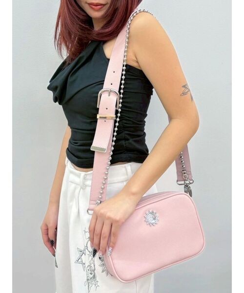 EVRIS(エヴリス)の「【500mlペットボトルが入る】ボールチェーンショルダーBAG(ショルダーバッグ・レディース・ピンク/ブラック/ホワイト・FREE)」の3枚目の写真