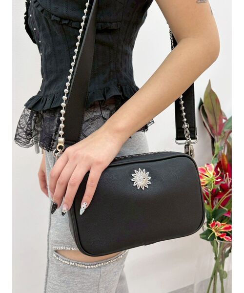 EVRIS(エヴリス)の「【500mlペットボトルが入る】ボールチェーンショルダーBAG(ショルダーバッグ・レディース・ピンク/ブラック/ホワイト・FREE)」の2枚目の写真