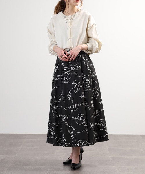 EGLANTINE(エグランティーヌ)の「EGLANTINE セットアップ対応 英字プリントフレアロングスカート(スカート・レディース・ブラック/ベージュ・40)」の8枚目の写真