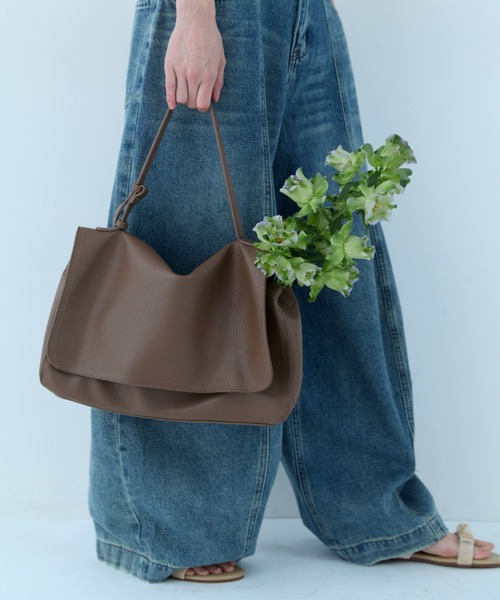 flaeu（フラユ）の「Utility Messenger Bag（ショルダーバッグ・レディース・ブラック/ブラウン・FREE）」の2枚目の写真