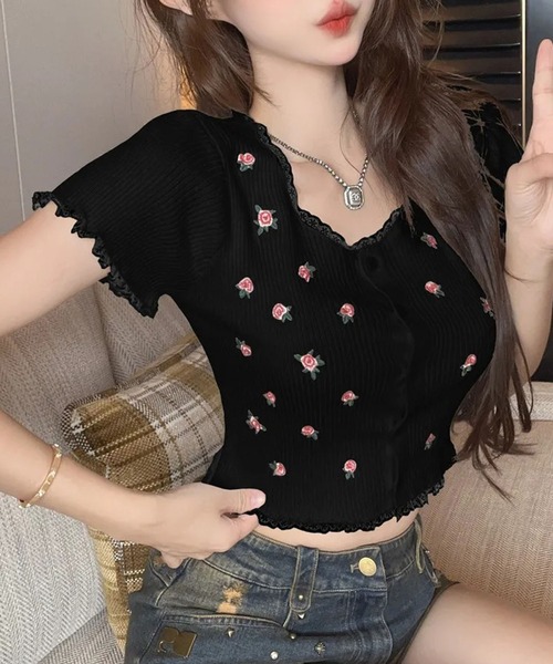 GLAMOROUS JANE(グラマラスジェーン)の「フラワープリントクロップド丈半袖トップス(Tシャツ/カットソー・レディース・ホワイト/ブラック・FREE)」の2枚目の写真
