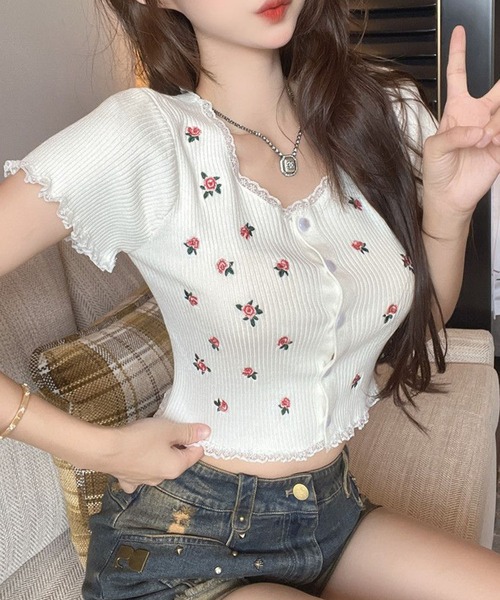 GLAMOROUS JANE(グラマラスジェーン)の「フラワープリントクロップド丈半袖トップス(Tシャツ/カットソー・レディース・ホワイト/ブラック・FREE)」の4枚目の写真