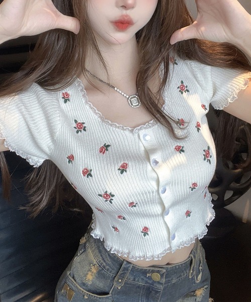 GLAMOROUS JANE(グラマラスジェーン)の「フラワープリントクロップド丈半袖トップス(Tシャツ/カットソー・レディース・ホワイト/ブラック・FREE)」の5枚目の写真