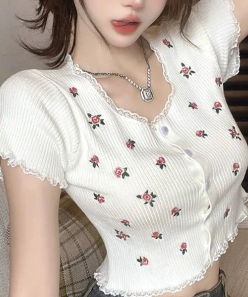GLAMOROUS JANE(グラマラスジェーン)の「フラワープリントクロップド丈半袖トップス(Tシャツ/カットソー・レディース・ホワイト/ブラック・FREE)」の7枚目の写真