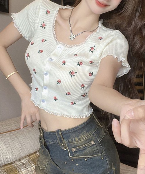 GLAMOROUS JANE(グラマラスジェーン)の「フラワープリントクロップド丈半袖トップス(Tシャツ/カットソー・レディース・ホワイト/ブラック・FREE)」の8枚目の写真