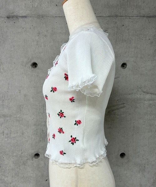 GLAMOROUS JANE(グラマラスジェーン)の「フラワープリントクロップド丈半袖トップス(Tシャツ/カットソー・レディース・ホワイト/ブラック・FREE)」の16枚目の写真