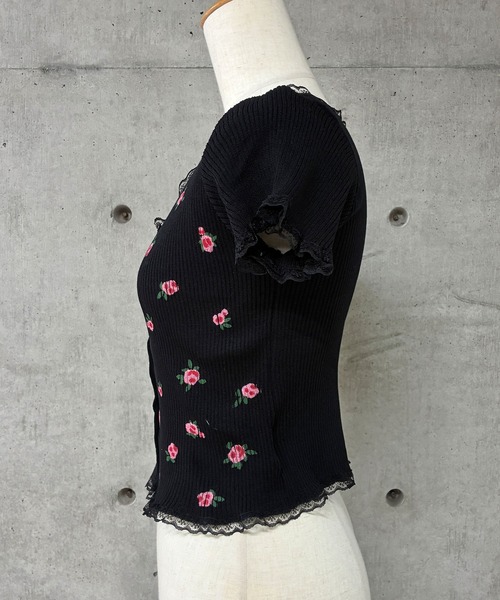 GLAMOROUS JANE(グラマラスジェーン)の「フラワープリントクロップド丈半袖トップス(Tシャツ/カットソー・レディース・ホワイト/ブラック・FREE)」の20枚目の写真