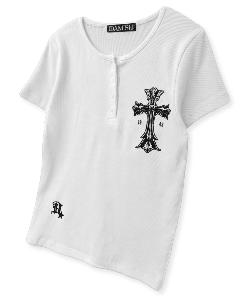 DAMISH(ダミシュ)の「ゴシッククロスヘンリーネックショートスリーブ_ホワイト(Tシャツ/カットソー・レディース・ホワイト・OS)」の1枚目の写真