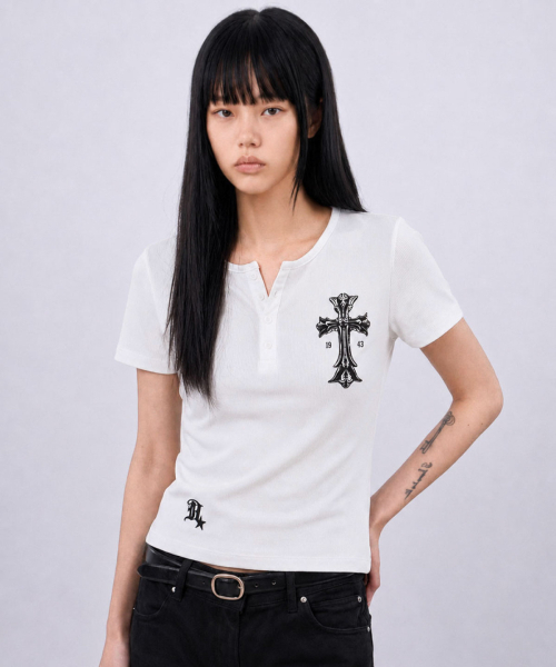 DAMISH(ダミシュ)の「ゴシッククロスヘンリーネックショートスリーブ_ホワイト(Tシャツ/カットソー・レディース・ホワイト・OS)」の3枚目の写真