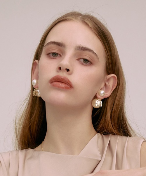 EIMY ISTOIRE(エイミーイストワール)の「PEARL PAPILLON PIERCE(ピアス(両耳用)・レディース・ゴールド・F)」の2枚目の写真