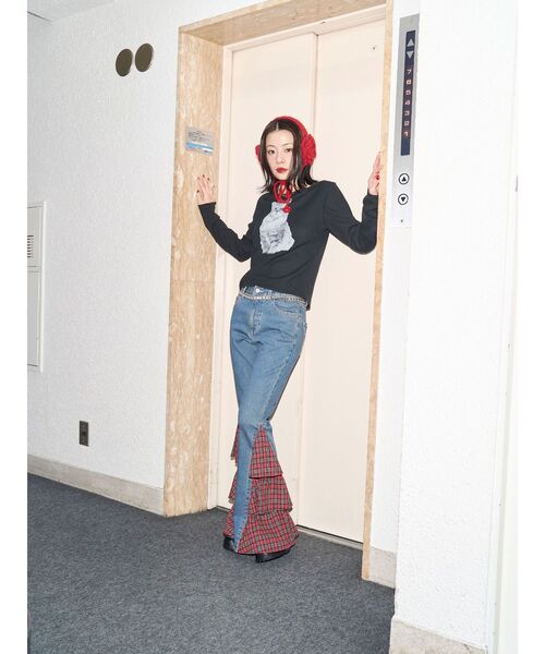 jouetie(ジュエティ)の「パターンフリルドッキングフレアデニム(デニムパンツ・レディース・ブルー/ブラック・SMALL/MEDIUM)」の5枚目の写真